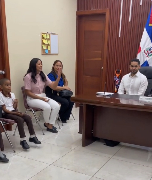 El Ayuntamiento Municipal recibió hace unos días la visita de los niños del Centro Educativo Diácono Ángel María Ventura, quienes vivieron una experiencia educativa y enriquecedora al conocer de cerca el funcionamiento de la institución municipal.